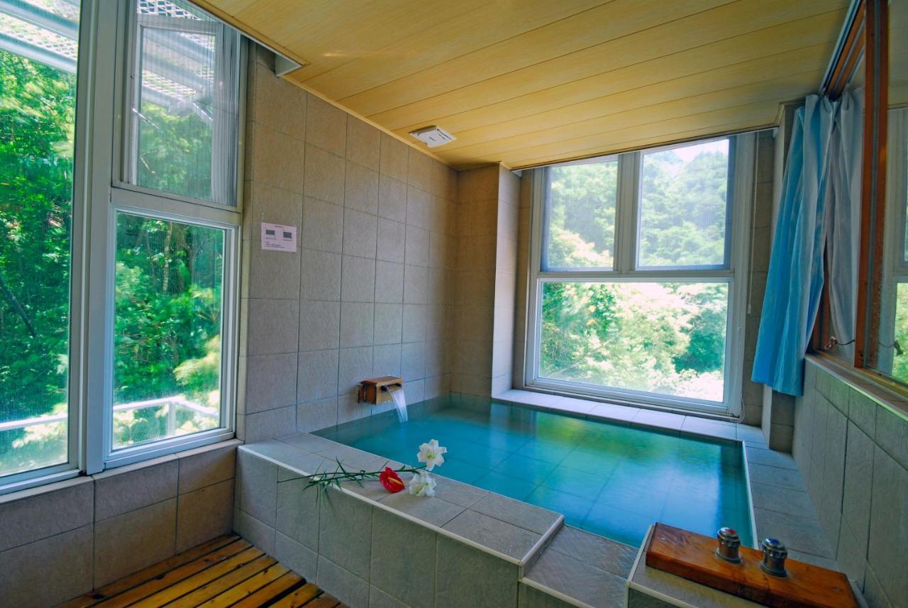 Crystal Hotel Renai Bagian luar foto