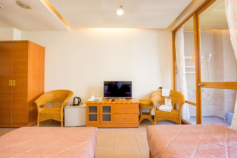 Crystal Hotel Renai Bagian luar foto